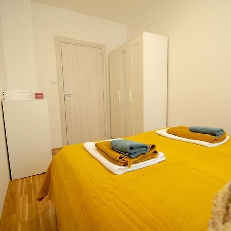 White Fields-Central 2-Bdrm Apartment With Parking ノヴィ・サド エクステリア 写真