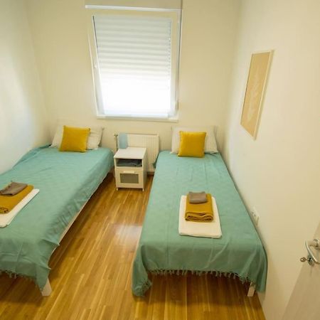 White Fields-Central 2-Bdrm Apartment With Parking ノヴィ・サド エクステリア 写真