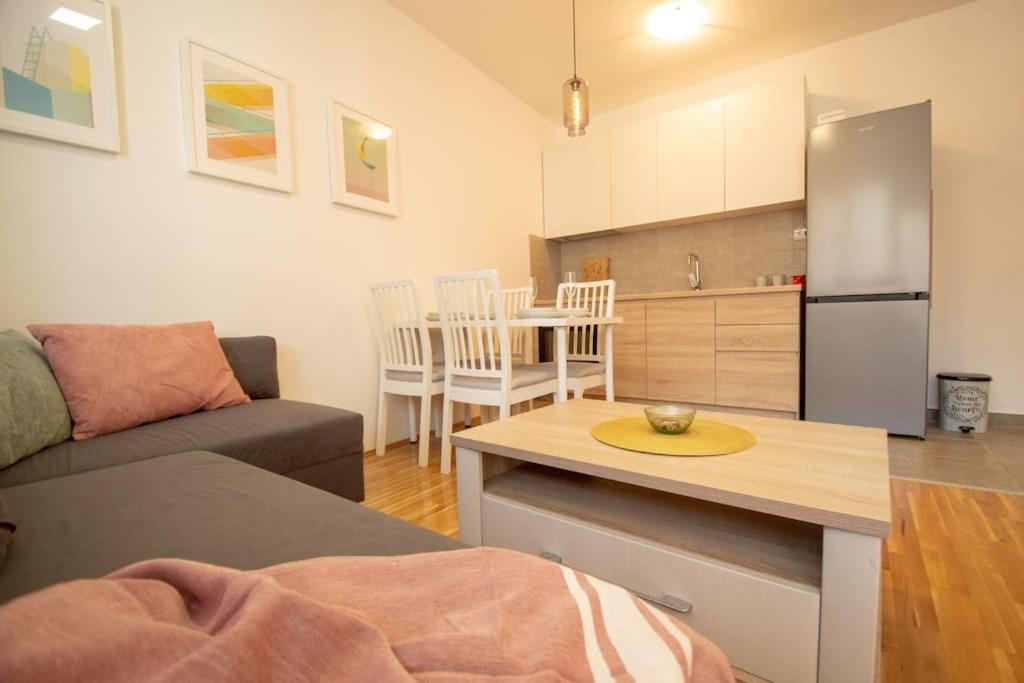 White Fields-Central 2-Bdrm Apartment With Parking ノヴィ・サド エクステリア 写真