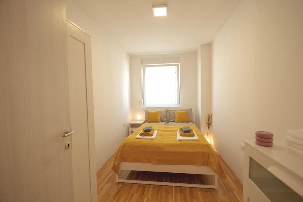 White Fields-Central 2-Bdrm Apartment With Parking ノヴィ・サド エクステリア 写真