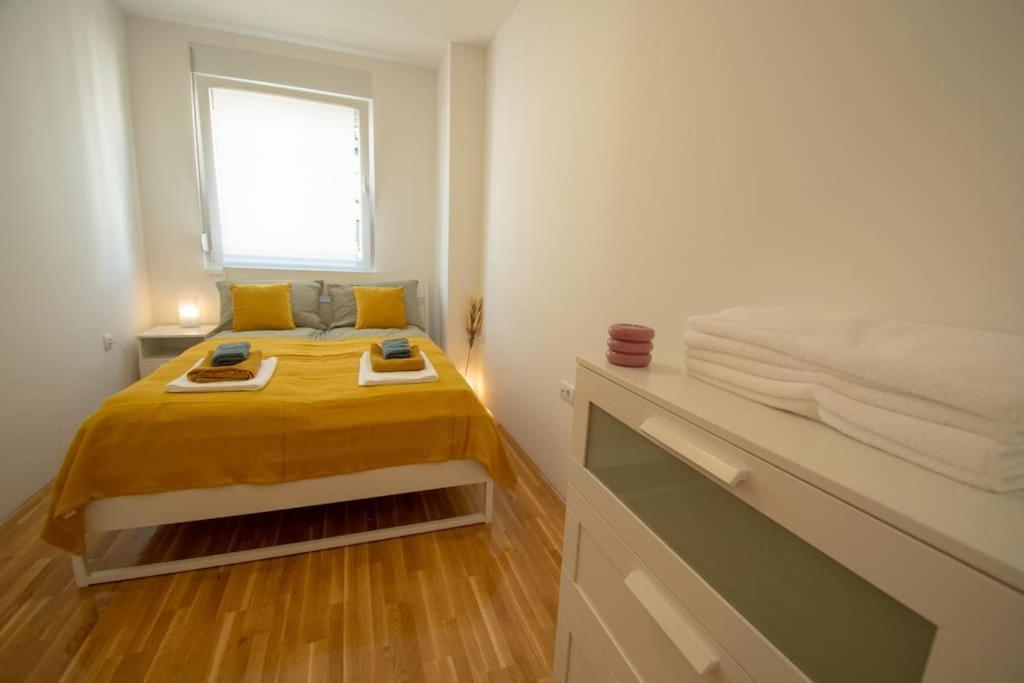 White Fields-Central 2-Bdrm Apartment With Parking ノヴィ・サド エクステリア 写真