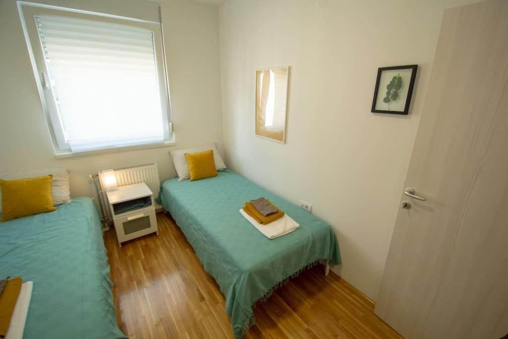 White Fields-Central 2-Bdrm Apartment With Parking ノヴィ・サド エクステリア 写真