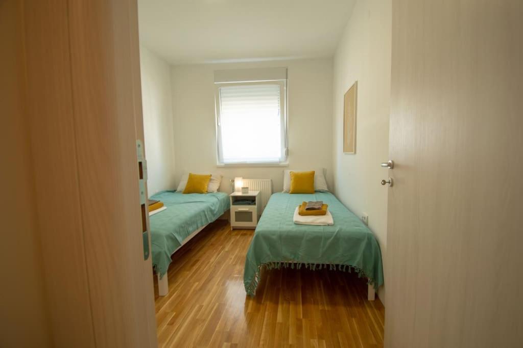 White Fields-Central 2-Bdrm Apartment With Parking ノヴィ・サド エクステリア 写真
