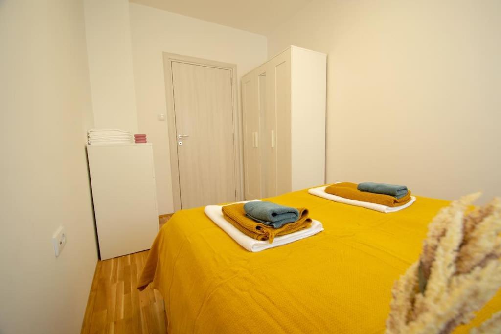White Fields-Central 2-Bdrm Apartment With Parking ノヴィ・サド エクステリア 写真