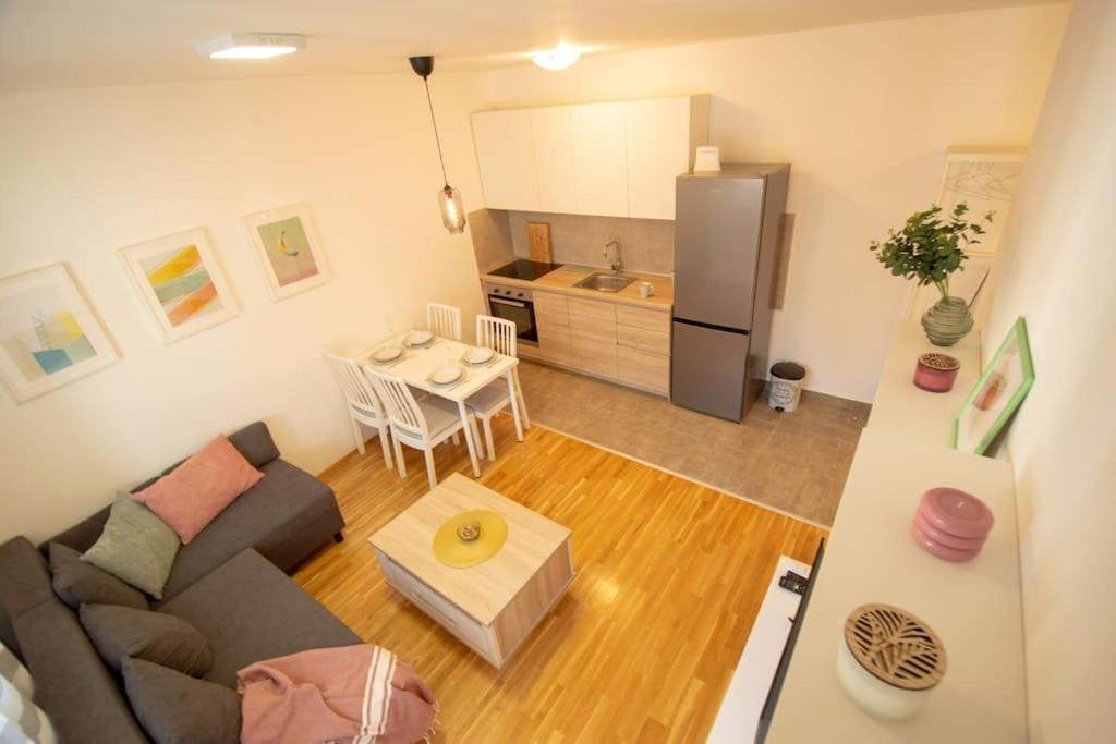 White Fields-Central 2-Bdrm Apartment With Parking ノヴィ・サド エクステリア 写真
