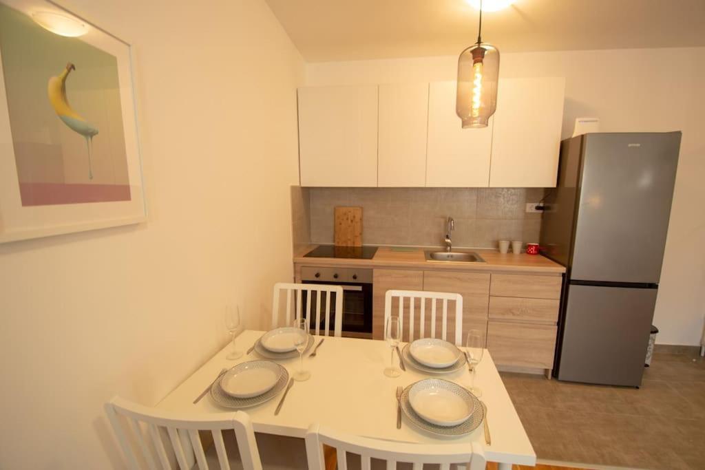 White Fields-Central 2-Bdrm Apartment With Parking ノヴィ・サド エクステリア 写真
