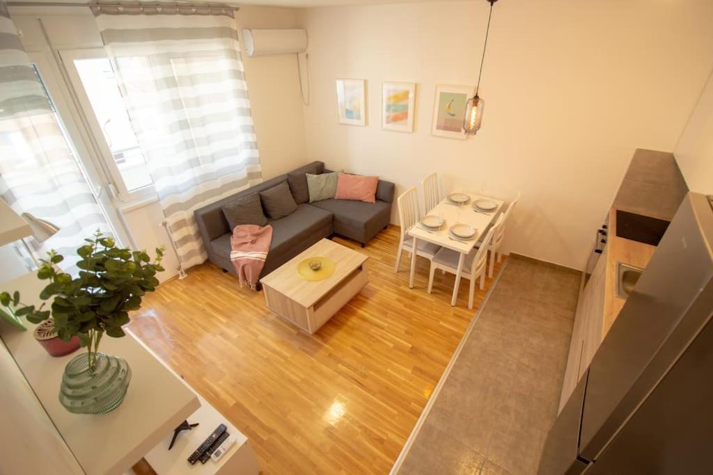 White Fields-Central 2-Bdrm Apartment With Parking ノヴィ・サド エクステリア 写真