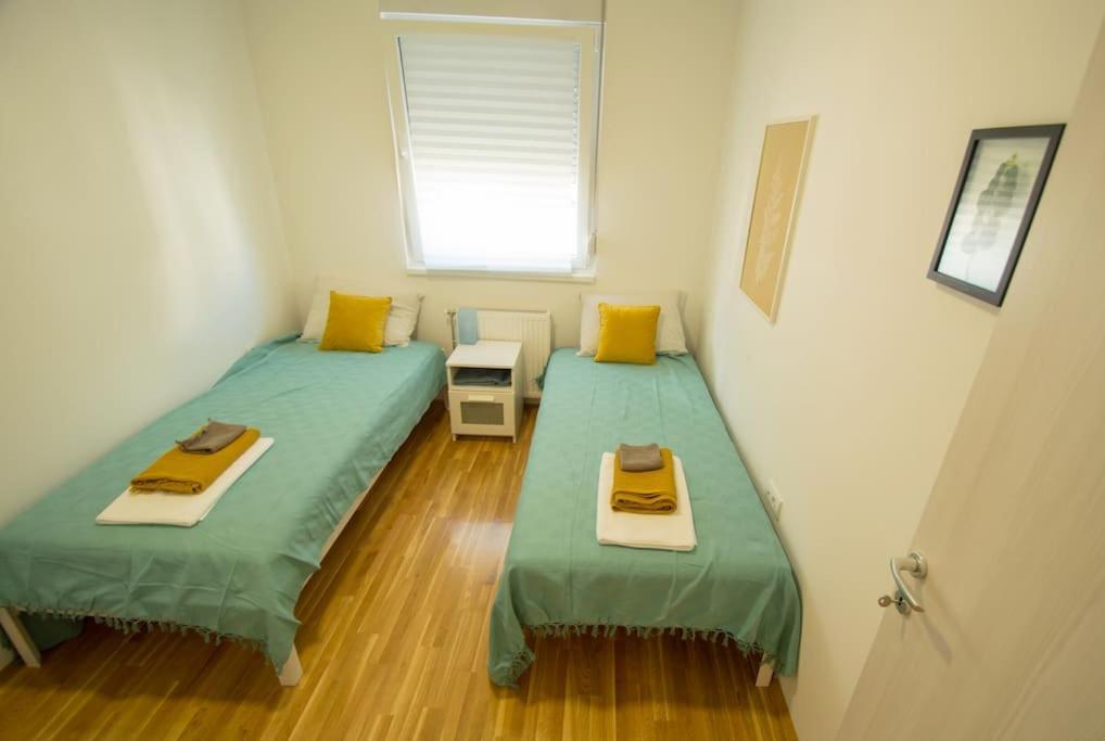 White Fields-Central 2-Bdrm Apartment With Parking ノヴィ・サド エクステリア 写真