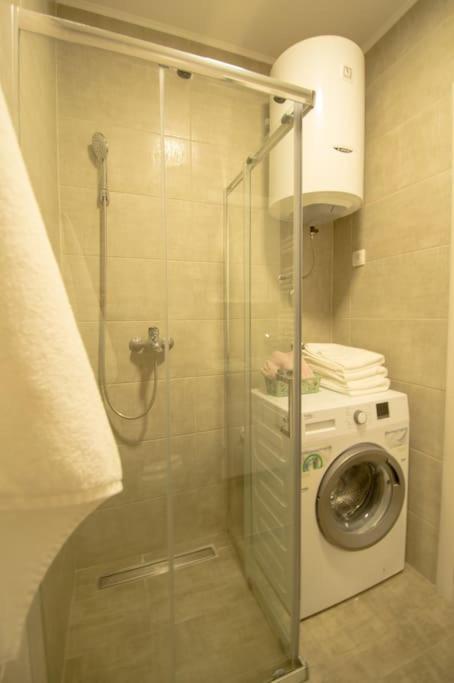 White Fields-Central 2-Bdrm Apartment With Parking ノヴィ・サド エクステリア 写真