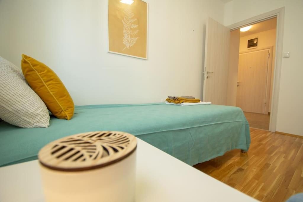 White Fields-Central 2-Bdrm Apartment With Parking ノヴィ・サド エクステリア 写真