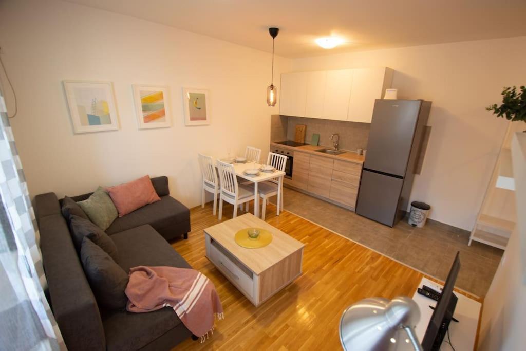 White Fields-Central 2-Bdrm Apartment With Parking ノヴィ・サド エクステリア 写真