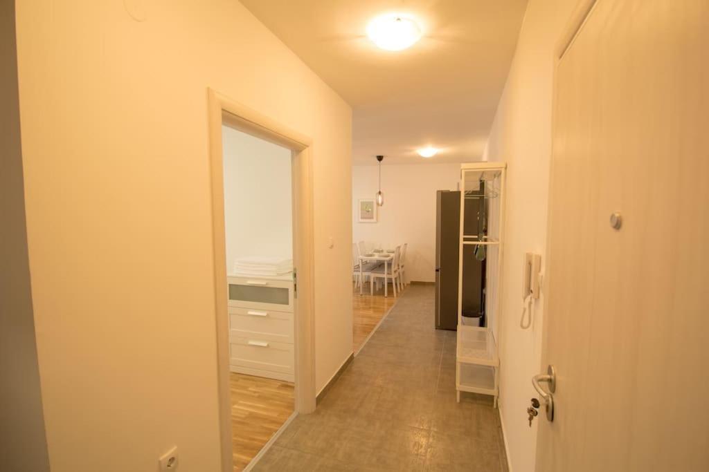 White Fields-Central 2-Bdrm Apartment With Parking ノヴィ・サド エクステリア 写真