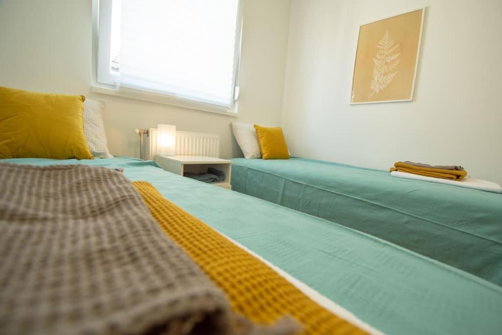 White Fields-Central 2-Bdrm Apartment With Parking ノヴィ・サド エクステリア 写真
