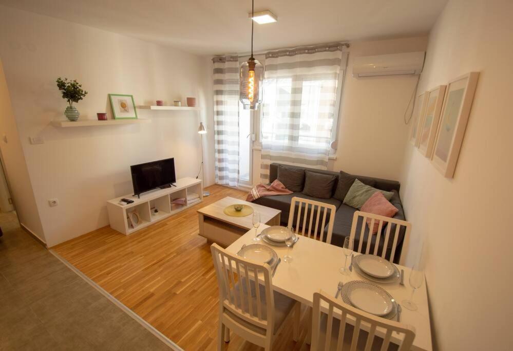 White Fields-Central 2-Bdrm Apartment With Parking ノヴィ・サド エクステリア 写真